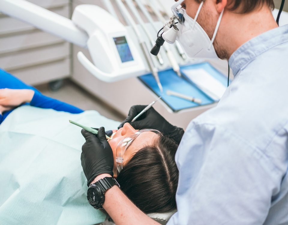 Dentální hygiena precizně v Schill Dental Clinic Praha